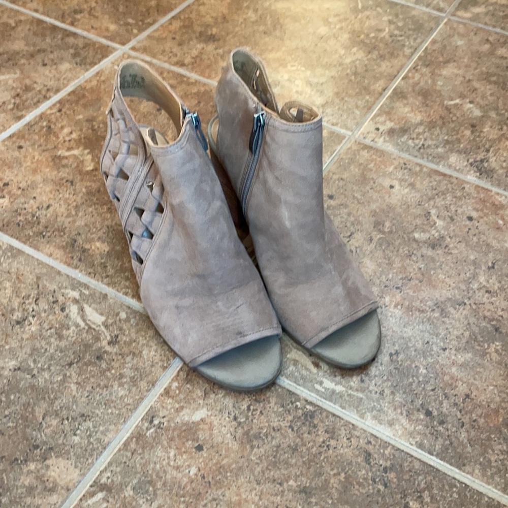 Heels - Picture 4 of 5